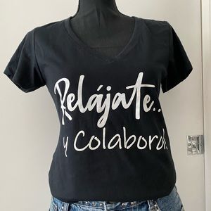 RELÁJATE Y COLABORA  V neck T-SHIRT